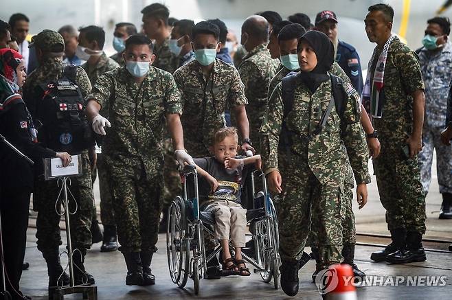 말레이, 가자지구 부상자 41명 치료 위해 자국으로 수송 (쿠알라룸푸르 AFP=연합뉴스) 팔레스타인 가자지구 전쟁으로 부상한 팔레스타인인 어린이가 16일(현지시간) 말레이시아 군 수송기 편으로 말레이시아 쿠알라룸푸르 인근 수방 공군기지에 도착한 모습. 2024.08.17