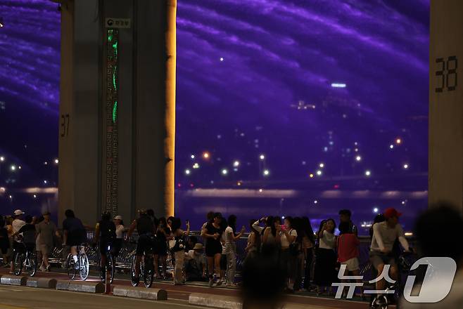 열대야가 이어진 15일 오후 서울 서초구 반포한강공원을 찾은 시민들이 여름밤 무더위를 식히고 있다. 서울의 열대야는 지난달 21일부터 이날까지 26일째 이어지면서 2018년과 같이 역대 가장 긴 열대야를 기록했다. 2024.8.15/뉴스1 ⓒ News1 구윤성 기자