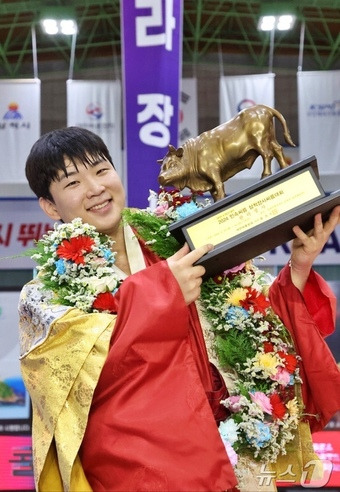 울주군청 해뜨미씨름단 소속 김무호 선수가 지난 17일 강원특별자치도 삼척시 삼척체육관에서 열린 ‘위더스제약 2024 민속씨름 삼척장사씨름대회’에서 한라장사에 등극했다고 18일 밝혔다.(울주군청 제공)