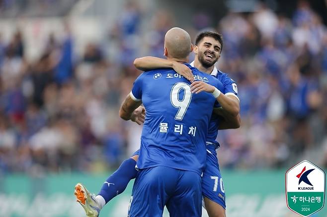 수원 삼성의 마일랏과 뮬리치가 득점 후 함께 기뻐하고 있다. (한국프로축구연맹 제공)