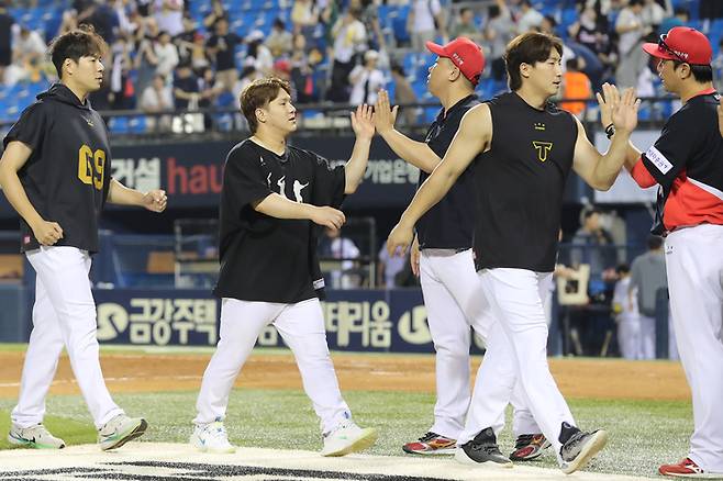 KIA 이범호 감독이 17일 잠실 LG전에서 승리한 후 2안타 4타점을 기록한 김선빈과 하이파이브를 하고 있다. 사진 | KIA 타이거즈