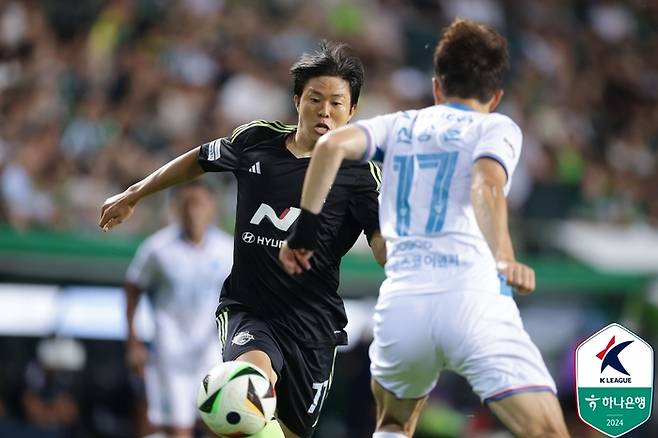 권창훈이 17일 포항전에서 드리블을 시도하고 있다. 사진 | 한국프로축구연맹