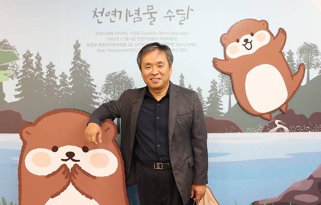 12일 서울어린이대공원에서 만난 한성용 한국수달보호협회 대표. 실제 수달이 워낙 재빨라 아쉽게 2차원 수달과 사진을 찍는 것으로 만족해야 했다./홍아름 기자