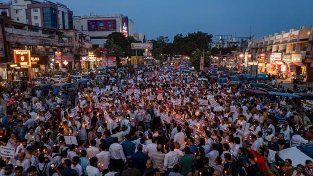 인도 의사들이 17일 우타르프라데시주 프라야그라지에서 국립병원 수련의 성폭행 및 살인 사건을 규탄하는 집회를 열고 있다. 프라야그라지=AP 뉴시스