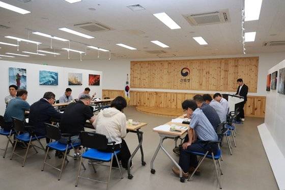 지난 7일 경북 울진군의회 의원들이 울진국유림관리소를 방문해 금강소나무 군락지와 대왕소나무의 현재 상태를 보고 받고 있다. 사진 울진군의회