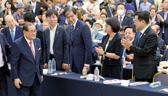 제79주년 광복절인 15일 오전 서울 용산구 백범김구기념관에서 광복회가 주최한 8.15 광복절 기념식에서 이종찬 광복회장이 박찬대 더불어민주당 원내대표, 조국 조국혁신당 대표 등 국회의원들과 인사를 나누고 있다. 뉴스1