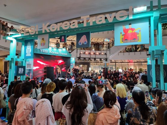 '입국 불허 논란' 등으로 주춤했던 태국인 한국 관광 활성화를 위한 대규모 행사가 태국 수도 방콕에서 열렸다.   문화체육관광부와 한국관광공사가 지난 3월 8~10일 방콕 대형 쇼핑몰 센트럴월드에서 '예스! 코리아트래블'라는 이름으로 한국 문화와 관광지를 알리는 프로그램이 마련됐다.  사진은 방콕 대형 쇼핑몰 센트럴월드에서 열린 '예스! 코리아트래블' 현장. 한국관광공사 제공.