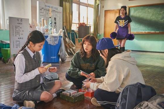 영화 '빅토리'에는 CD플레이어, 유행 가요 모음 카세트테이프 등 추억의 소품들이 등장한다. 사진 마인드마크