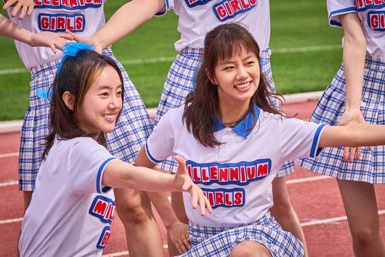 영화 '빅토리'의 박범수 감독은 키어스틴 던스트가 주연을 맡아 미국 고교 치어리딩팀의 화려한 응원전과 우정 그린 하이틴 코미디 ‘브링 잇 온’(2000)이 이번 영화 참고 작품이었다고 말한다. "응원한다, 내를, 그리고 느그를" 하는 대사처럼 '빅토리'는 10대 청춘들이 서로를 응원하는 메시지가 두드러진다. 사진 마인드마크