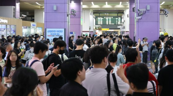 KTX 열차 궤도 이탈 여파로 18일 동대구역에는 열차를 기다리는 시민들로 붐비고 있다. 연합뉴스