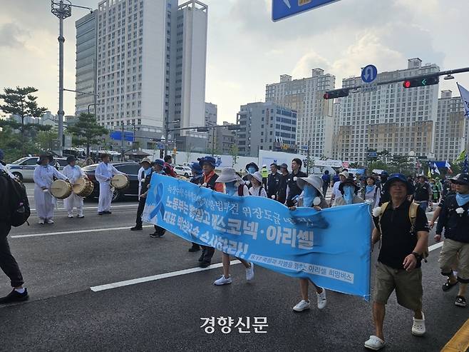 ‘8·17 아리셀 희망버스’ 참여자 2500여 명이 지난 17일 경기 화성시청까지 2km 가량 도보 행진을 하고 있다. 박채연 기자