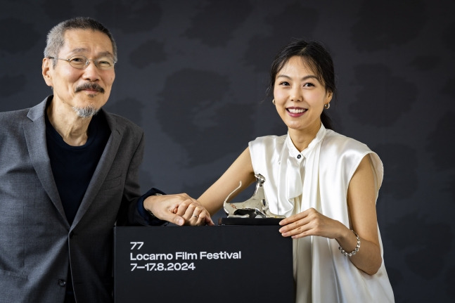 “By the Stream” director Hong Sang-soo (left) and actor Kim Min-hee (right) pose for a photo at the 77th Locarno International Film Festival in Locarno, Switzerland, Saturday. (DPA-Yonhap)