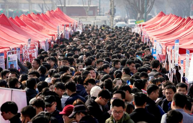 취업난이 심각한 가운데 일자리 박람회장을 찾은 중국의 절음이들. 로이터연합뉴스