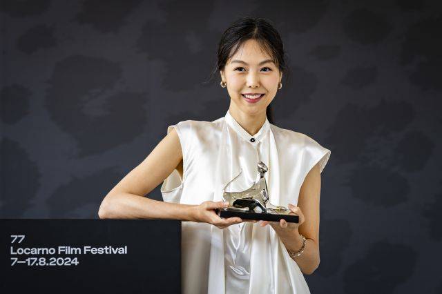 배우 김민희가 17일(현지시간) 스위스 로카르노국제영화제에서 최우수연기상을 수상한 뒤 포즈를 취하고 있다. EPA 연합뉴스