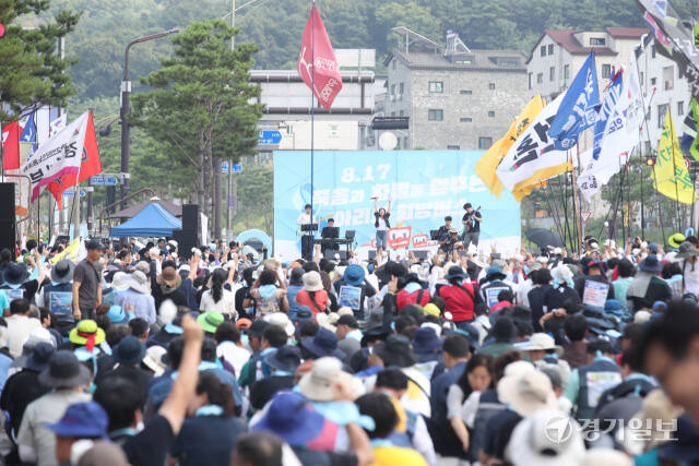 지난 17일 화성 아리셀 공장에서 진상규명과 책임자 처벌을 요구하는 희망버스 집회가 열리고 있다. 독자 제공