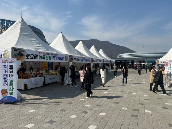 김해 진영복합휴게소(부산방향) 야외 농특산물 직거래 장터 모습./김해 진영복합휴게소(부산방향) 제공