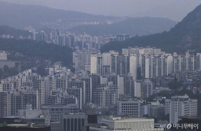 [서울=뉴시스] 정병혁 기자 = 이번주 서울 아파트 매매가격이 전주 대비 평균 0.28% 오르면서 5년 10개월만에 최대폭 상승한 것으로 나타났다. '주간아파트가격동향'에 따르면 7월 셋째주(15일 기준) 서울 아파트 매매가격은 전주 대비 0.28% 상승한 것으로 조사됐다.   송파구가 신천·잠실동 재건축? 대단지 위주로 가격이 오르며 한주새 0.62% 급등했다. 이번주 전국 아파트 매매가격은 0.05%, 전셋값은 0.06% 각각 상승을 기록했다. 사진은 19일 서울 중구 남산에서 바라본 서울시내 아파트. 2024.07.19. j /사진=정병혁