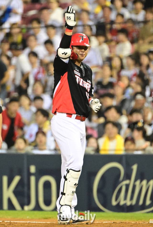 2024년 8월 17일 서울 잠실구장에서 '2024 신한 SOL Bank KBO리그, KIA 타이거즈와 LG 트윈스의 경기가 열렸다. KIA 한준수가 5회초 1사 1.2루서 안타를 친 뒤 기뻐하고 있다./마이데일리