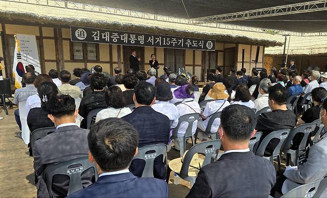 [신안=뉴시스] 광주전남김대중재단과 신안군이 18일 전남 신안군 하의도 김대중 전 대통령 생가에서 서거 15주기 추모 행사를 갖고 있다. (사진=광주전남김대중재단 제공) photo@newsis.com *재판매 및 DB 금지