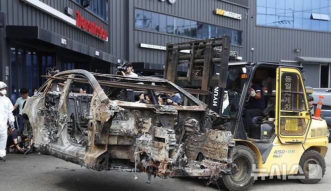 [인천=뉴시스] 김동영 기자 = 8일 오전 인천 서구 당하동 자동차 공업소에서 아파트 지하주차장에서 화재가 발생한 벤츠 전기차가 옮겨지고 있다. 이날 경찰과 국립과학수사연구원, 소방, 벤츠 등 관계기관이 참여해 2차 합동감식을 진행했다. 2024.08.08. dy0121@newsis.com