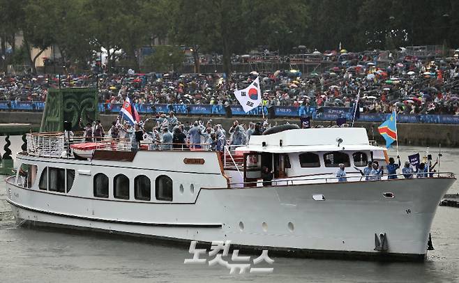 2024파리올림픽?개막식이 열린 26일(한국 시각) 한국 선수단을 태운 배가 프랑스 파리 이에나 다리를 지나고 있다. 2024.7.26 파리=올림픽사진공동취재단/YA 파리=황진환 기자