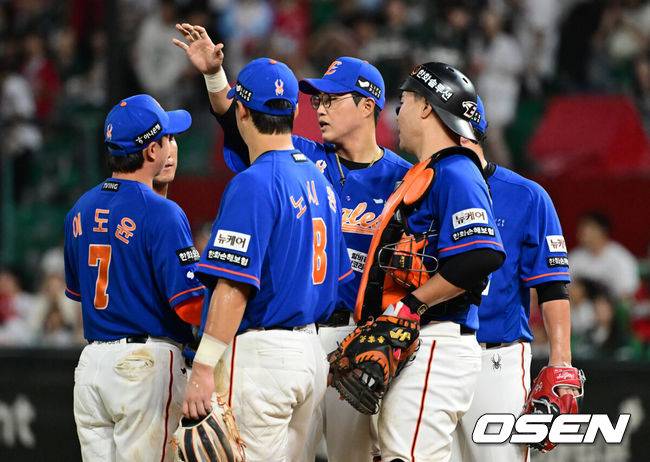 [OSEN=인천, 김성락 기자] 프로야구 한화 이글스가 화끈한 타격을 선보이며 2연승을 질주했다.&nbsp;한화는 17일 인천 SSG랜더스필드에서 열린 ‘2024 신한은행 SOL Bank KBO리그’ SSG 랜더스와의 경기에서 8-5로 승리하며 2연승을 달성하고&nbsp;주말 3연전 위닝시리즈를 확보했다.&nbsp;승리가 확정된 순간 한화 선수들이 기쁨을 나누고 있다. 2024.08.17 / ksl0919@osen.co.kr