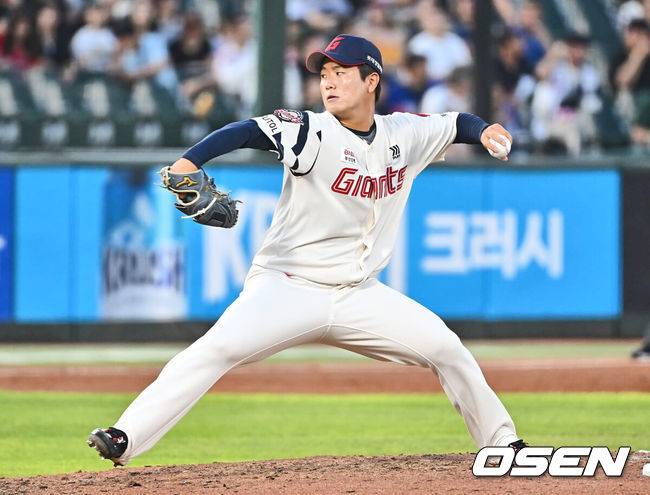 [OSEN=부산, 이석우 기자] 18일 부산 사직야구장에서 2024 신한 SOL 뱅크 KBO 리그 롯데 자이언츠와 키움 히어로즈의 경기가 열렸다. 홈팀 롯데는 이민석이 선발 출전하고 키움은 김윤하가 선발 출전했다.롯데 자이언츠 정현수가 역투하고 있다. 2024.08.18 / foto0307@osen.co.kr