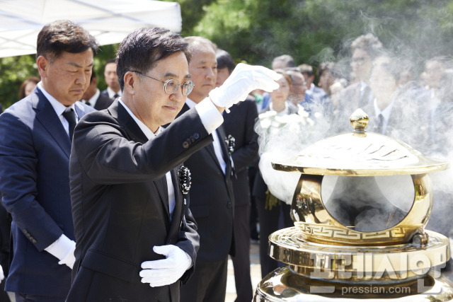 ▲18일 오전 국립서울현충원에서 열린 김대중 전 대통령 서거 15주년 추도식에서 김동연 경기도지사가 분향을 하고 있다. ⓒ김동연 인스타그램