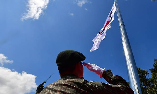 제79주년 광복절인 지난 15일 경북 경주시 황성공원에서 열린 대형 태극기 게양식에서 육군 장병이 게양되는 태극기에 경례하고 있다. 뉴스1