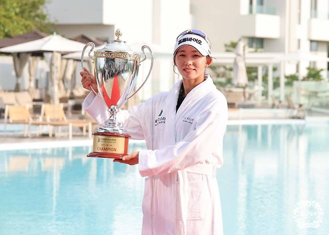 배소현이 18일 경기도 안산 대부도 더 헤븐CC에서 열린 KLPGA 투어 더 헤븐 마스터즈 최종라운드에서 3명이 벌인 연장전 끝에 우승한 뒤 ‘풀 뛰어들기’ 세리머니를 마치고 트로피를 들고 포즈를 취하고 있다. ｜KLPGA 제공