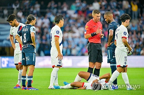 파리 생제르맹(PSG)은 여름 이적시장 막바지에 새 공격수를 영입할 수도 있는 상황에 놓였다. 계약 만료로 팀을 떠난 킬리안 음바페를 대신해 2024-25시즌 PSG의 주전 스트라이커로 기용될 예정이었던 곤살루 하무스가 리그 개막전에서 예상치 못한 큰 부상을 당하면서다. 하무스는 17일(한국시간) 열린 르아브르와의 리그 개막전에서 전반 20분 만에 발목 인대가 파열되는 부상을 당했다. 사진 연합뉴스