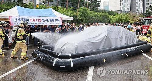 전기차 화재 진압 시연 [연합뉴스 자료사진]