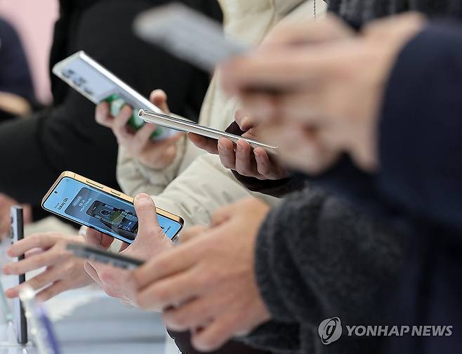 서울 서초구 삼성 강남에 갤럭시 S24 시리즈 제품이 진열되어 있다. [연합뉴스 자료사진]