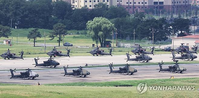 을지 자유의 방패 연합연습 내일부터 (평택=연합뉴스) 홍기원 기자 = 한국과 미국이 유사시 한반도 방어를 위해 실시하는 정례 연합 훈련인 '을지 자유의 방패'(UFS·Ulchi Freedom Shield) 연습을 하루 앞둔 18일 경기도 평택시 캠프 험프리스에 아파치 헬기가 대기하고 있다.
    18일 합동참모본부에 따르면 19일 0시 1분부터 시작되는 올해 UFS 연습 기간 지상·해상·공중 영역에서 실기동·사격 등 한미 연합 야외 기동훈련이 작년 대비 확대 실시된다.
    연합 야외 기동훈련은 총 48회로 작년 대비 10회 늘어나고, 특히 여단급 훈련은 4회에서 17회로 4배 이상으로 대폭 확대된다. 2024.8.18 xanadu@yna.co.kr