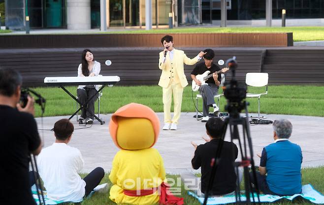 신곡 ‘My 친구 양주’를 열창하고 있는 마이진.(사진=양주시 제공)