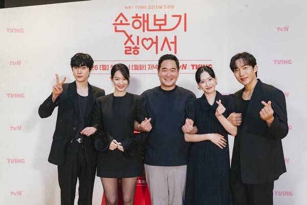 tvN X TVING 오리지널 드라마 '손해 보기 싫어서'의  김영대(사진 맨 왼쪽부터 오른쪽으로), 신민아, 김정식 감독, 한지현, 이상이./사진=tvN