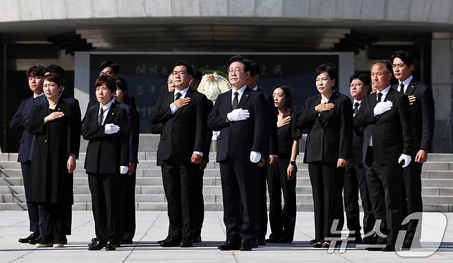 이재명 더불어민주당 대표가 19일 오전 민주당 새 지도부와 함께 서울 동작구 국립서울현충원을 찾아 현충탑에 참배한 뒤 국기에 대한 경례를 하고 있다. 2024.8.19/뉴스1 ⓒ News1 구윤성 기자