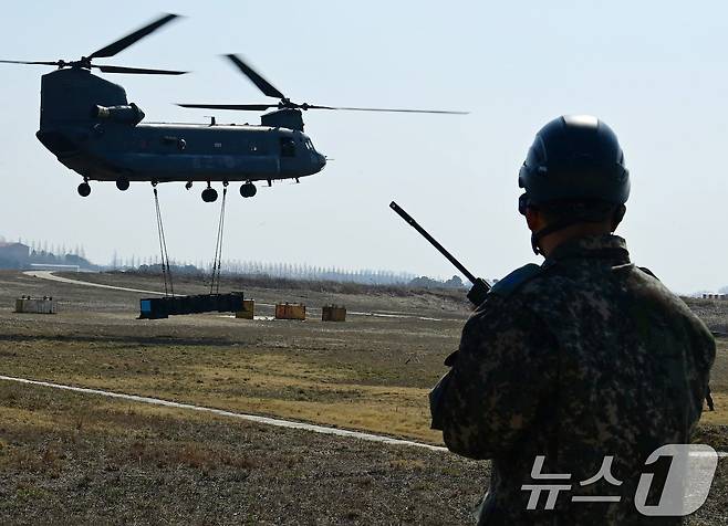 공군 미사일방어사령부와 제6탐색구조비행전대 장병들이 지난 3월 패트리어트 캐니스터(Canister·유도탄 발사장치이자 운송 보관 컨테이너)를 공중 수송하고 있다. 공군은 오는 19일부터 본격적으로 시작되는 ‘을지 자유의 방패(UFS·Ulchi Freedom Shield)’ 연습과 연계하여 오는 29일(목)까지 사령부와 비행단을 포함한 각급 부대에서 야외기동훈련(FTX·Field Training Exercise)을 실시한다. (공군 제공) 2024.8.18/뉴스1 ⓒ News1 박지혜 기자