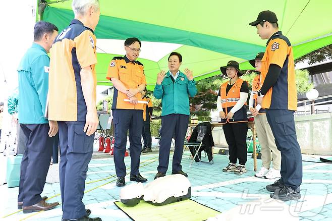 박완수 경남지사(가운데 방위복)가 2024년도 을지연습 첫날인 19일 도정 광장 앞에 마련된 ‘안보의식 고취의 장’을 찾아 현장을 둘러보고 있다.(경남도 제공)