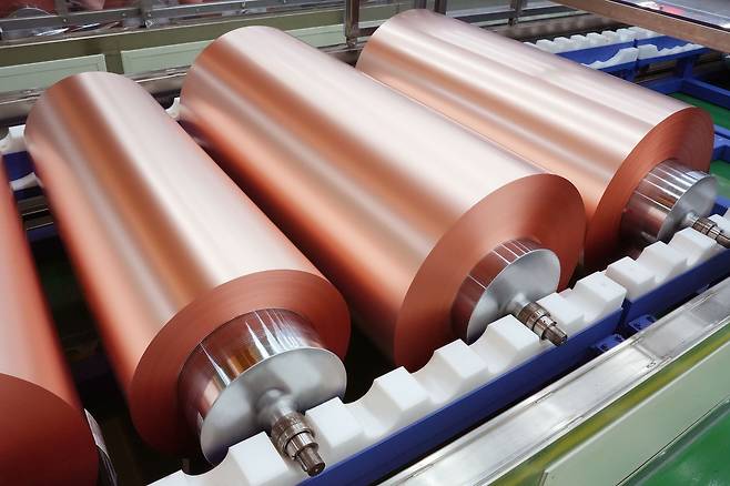 롯데에너지머티리얼즈가 생산하는 동박 제품 사진. /롯데에너지머티리얼즈 제공
