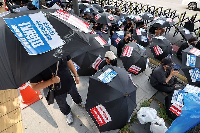'티메프 사태' 피해자들이 18일 오후 서울 종로구 사직로 일대에서 열린 검은우산 집회를 하고 있다./뉴스1