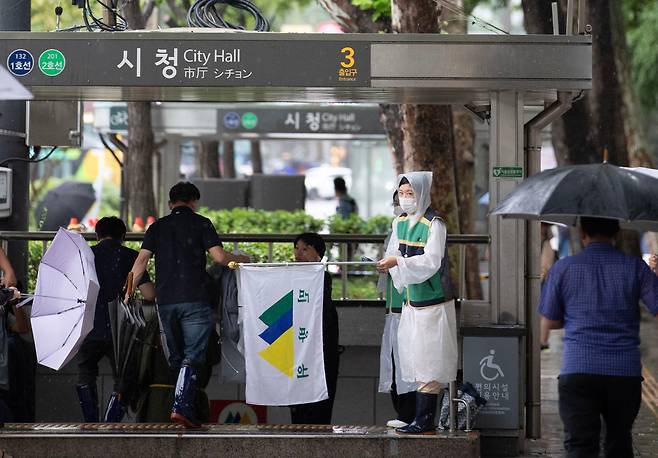 작년 8월 23일 오후 민방위 훈련이 펼쳐진 가운데 사이렌이 울리고 나서 시민들이 시청역으로 들어가고 있다. /조선DB