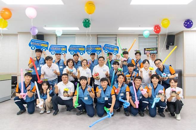 포스코 광양제철소는 19일 생산기술직 인턴사원 50여명과 함께 지역 사회에 희망을 전파하기 위한 테마형 봉사활동인 '나눔버스' 행사를 진행했다고 밝혔다. 광양제철소 제공