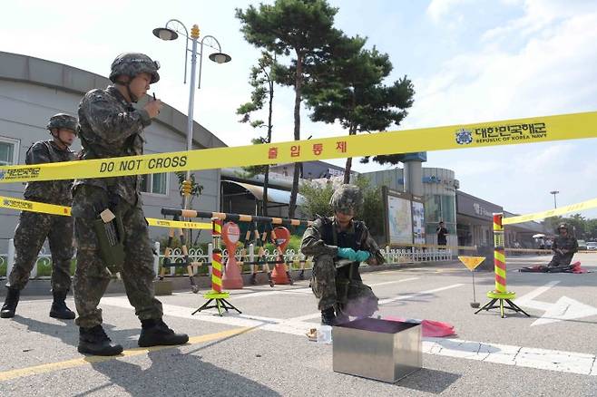 '을지 자유의 방패'(UFS·Ulchi Freedom Shield) 연습이 시작된 19일 경기도 평택항 국제여객터미널 일대에서 해군2함대 장병들이 적 무인기 자폭공격 상황을 가정해 통합 항만방호 훈련을 하고 있다. 사진=해군2함대 제공