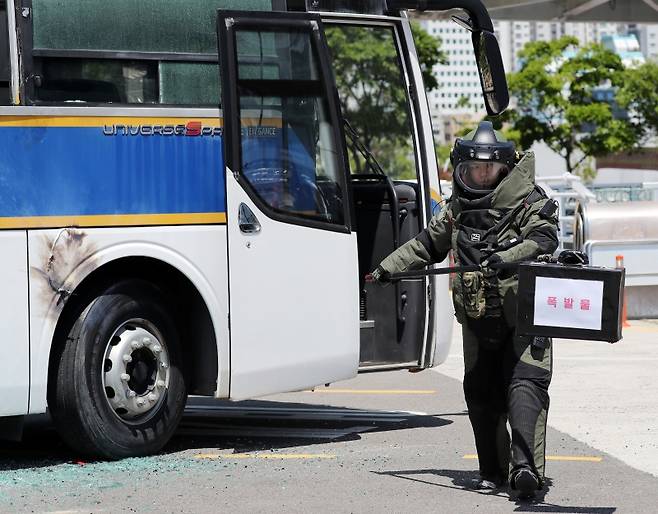 지난 5월 17일, 부산 동구 부산항 국제여객터미널에서 국가중요시설 테러 대비 2024년 관계기관 합동 대테러 종합훈련이 도중 폭발물 처리 훈련이 진행되고 있다.(ⓒ뉴스1, 무단 전재-재배포 금지)