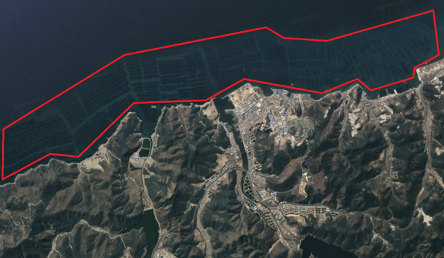 위성으로 촬영한 중국 랴오닝성 다롄 앞바다의 모습. 붉은 선 안으로 보이는 것이 다시마 양식장이다. 구글어스 캡처