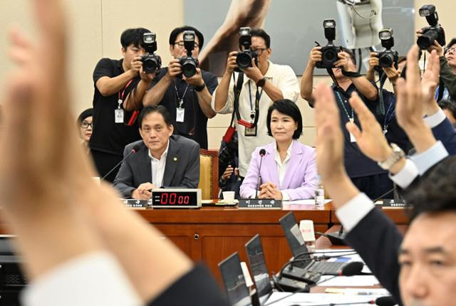 이진숙 방송통신위원회 위원장과 김태규 방통위원장 직무대행이 14일 국회 청문회에서 야당 의원들의 거수 표결 과정을 지켜보고 있다. 고영권 기자