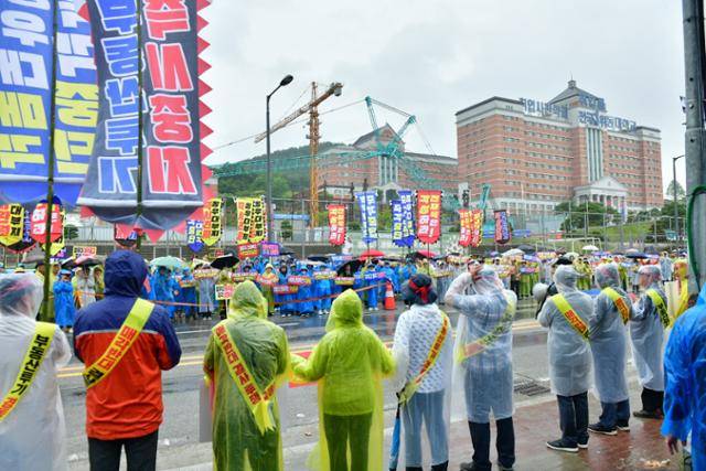 속초시번영회를 비롯한 지역 시민사회단체들이 참여한 옛 동우대학 부지 매각반대 비상대책위원회(비대위)와 주민 300여 명이 지난달 2일 경동대 양주캠퍼스 앞에서 속초 노학동 부지 매각 철회 및 환수를 촉구하는 집회를 갖고 있다. 비대위 제공