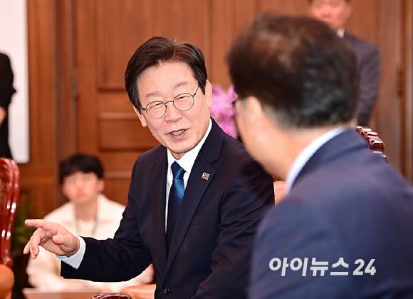 이재명 더불어민주당 대표가 19일 오후 서울 여의도 국회에서 우원식 국회의장을 예방. 환담을 나누고 있다. [사진=곽영래 기자]