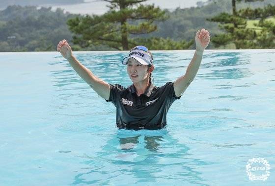 18일 KLPGA 투어 더헤븐 마스터즈에서 통산 두 번째 우승을 차지한 뒤 물에 뛰어들어 기쁨을 만끽하는 배소현. [사진 KLPGA]